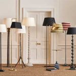 آباژور کنار سالنی چوبی